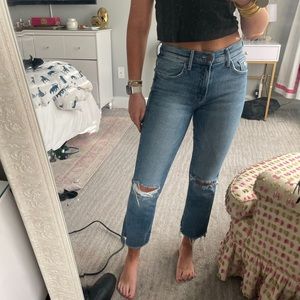 MOTHER insider crop step fray. Color: reckless on a shiny white Vespa. SIZE 25